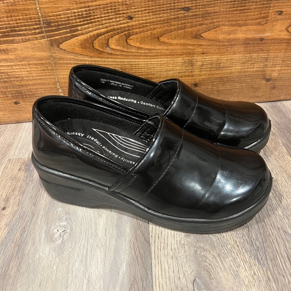 EASY WORKS Lyndee Slip Resistant‎ Clog Black Patent Leather, Women's Size 7W - Picture 1 of 10